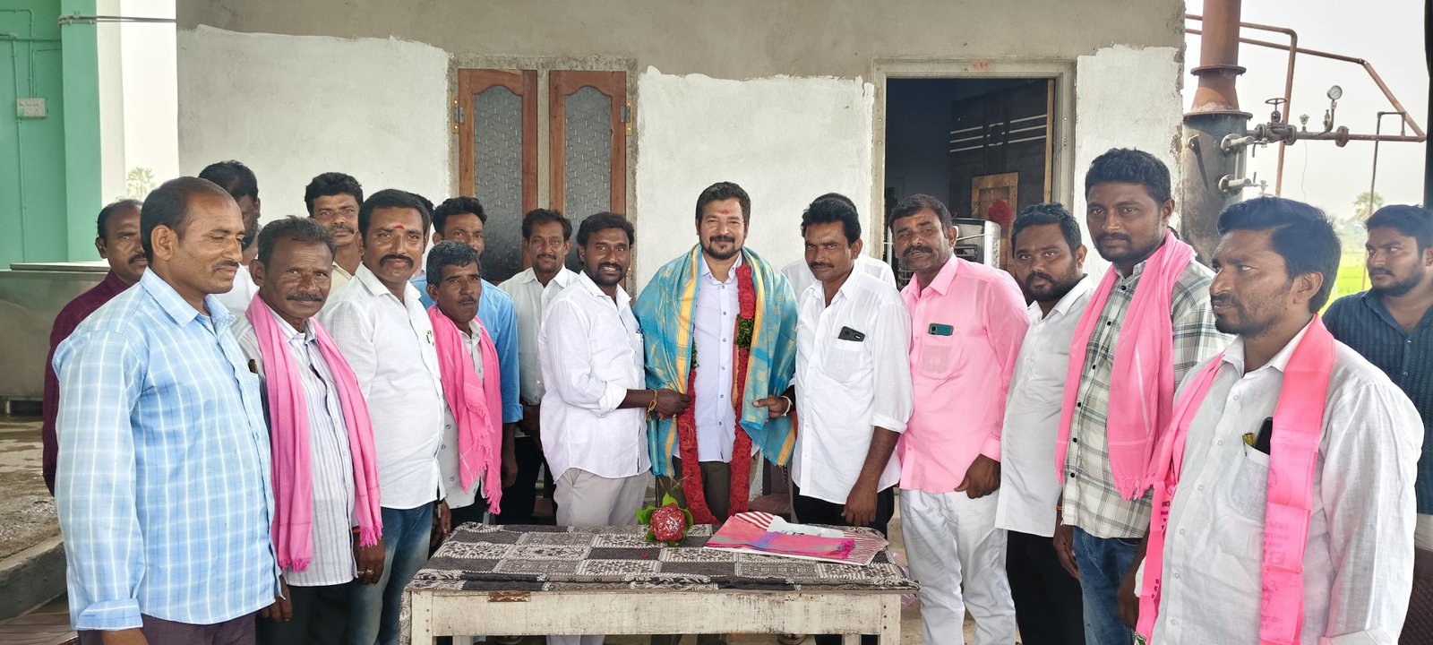 ఢిల్లీ కోటాలో సేవారత్నం అవార్డు అందుకున్న పిల్లుట్ల రఘును గరిడేపల్లి మండల కేంద్రంలో ఘనంగా సన్మానిస్తున్న బీఆర్‌ఎస్‌ నాయకులు, కార్యకర్తలు.